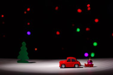 Irkutsk, Rusya - 28 Kasım 2020 Noel arifesinde Noel balosu taşıyan kırmızı bir araba. Mutlu yıllar kartı konsepti.