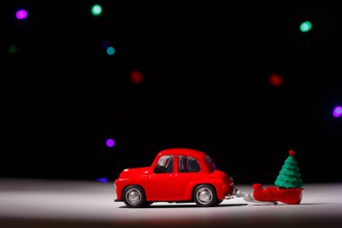 Irkutsk, Rusya - 28 Kasım 2020 Noel arifesinde Noel ağacı taşıyan kırmızı bir araba. Mutlu yıllar kartı konsepti.