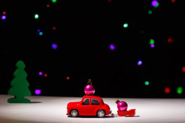 Irkutsk, Rusya - 28 Kasım 2020 Noel arifesinde Noel balosu taşıyan kırmızı bir araba. Mutlu yıllar kartı konsepti.