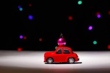 Irkutsk, Rusya - 28 Kasım 2020 Noel arifesinde Noel balosu taşıyan kırmızı bir araba. Mutlu yıllar kartı konsepti.