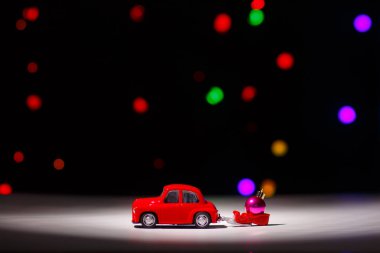 Irkutsk, Rusya - 28 Kasım 2020 Noel arifesinde Noel balosu taşıyan kırmızı bir araba. Mutlu yıllar kartı konsepti.