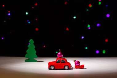 Irkutsk, Rusya - 28 Kasım 2020 Noel arifesinde Noel balosu taşıyan kırmızı bir araba. Mutlu yıllar kartı konsepti.