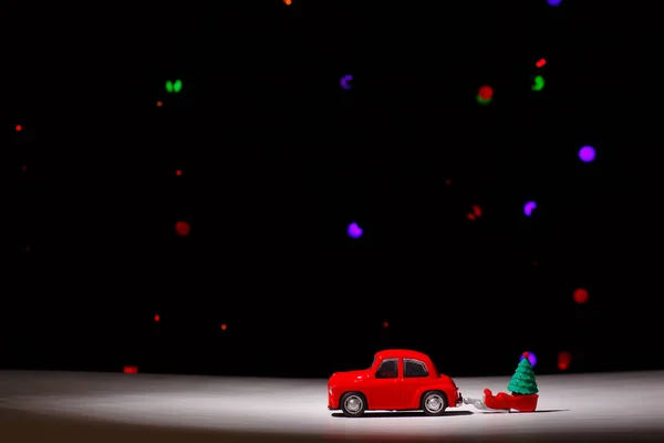 Irkuck Rosja Listopada 2020 Czerwony Bożonarodzeniowy Samochód Wiozący Sanie Choinką — Zdjęcie stockowe