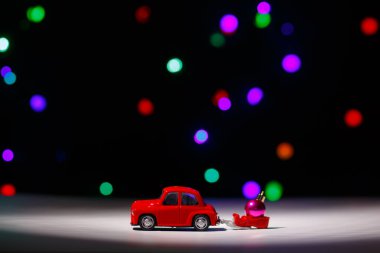 Irkutsk, Rusya - 28 Kasım 2020 Noel arifesinde Noel balosu taşıyan kırmızı bir araba. Mutlu yıllar kartı konsepti.