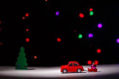 Irkutsk, Rusya - 28 Kasım 2020 Noel arifesinde Noel balosu taşıyan kırmızı bir araba. Mutlu yıllar kartı konsepti.