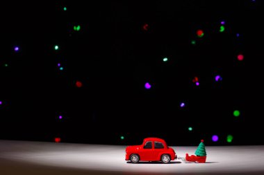 Irkutsk, Rusya - 28 Kasım 2020 Noel arifesinde Noel ağacı taşıyan kırmızı bir araba. Mutlu yıllar kartı konsepti.