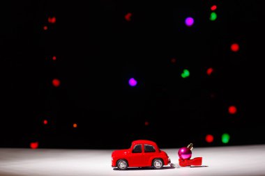 Irkutsk, Rusya - 28 Kasım 2020 Noel arifesinde Noel balosu taşıyan kırmızı bir araba. Mutlu yıllar kartı konsepti.