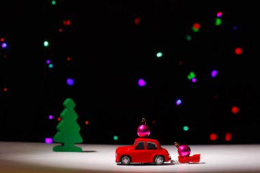 Irkutsk, Rusya - 28 Kasım 2020 Noel arifesinde Noel balosu taşıyan kırmızı bir araba. Mutlu yıllar kartı konsepti.