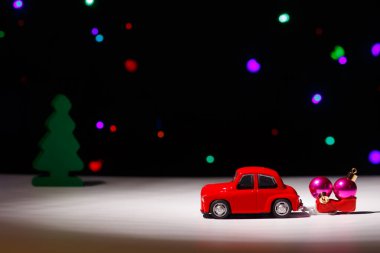 Irkutsk, Rusya - 28 Kasım 2020 Noel arifesinde Noel balosu taşıyan kırmızı bir araba. Mutlu yıllar kartı konsepti.