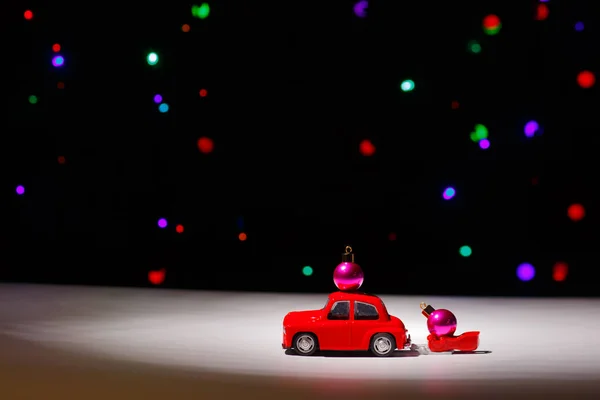 Irkuck Rosja Listopada 2020 Czerwony Bożonarodzeniowy Samochód Wiozący Sanie Piłką — Zdjęcie stockowe