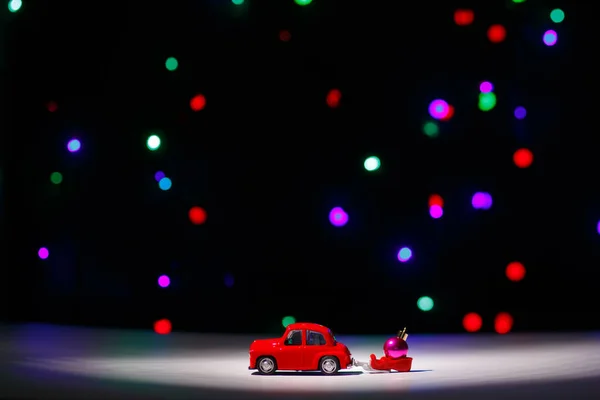 イルクーツク ロシア 2020年11月28日 クリスマスの前夜にクリスマスボールでそりを運ぶクリスマスの赤い車 ハッピーニューイヤーカードのコンセプト — ストック写真