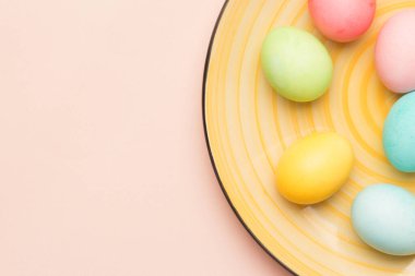 Krem rengi Paskalya yumurtalı mutlu paskalya kartları. Web afişi için fotokopi alanı olan asgari paskalya konsepti. Uzayı metin için kopyala. Üst görünüm, düz görünüm.