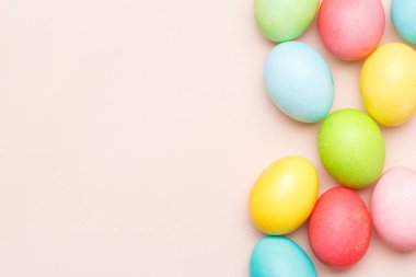 Krem rengi Paskalya yumurtalı mutlu paskalya kartları. Web afişi için fotokopi alanı olan asgari paskalya konsepti. Uzayı metin için kopyala. Üst görünüm, düz görünüm.