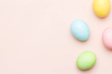 Krem rengi Paskalya yumurtalı mutlu paskalya kartları. Web afişi için fotokopi alanı olan asgari paskalya konsepti. Uzayı metin için kopyala. Üst görünüm, düz görünüm.