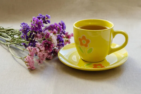 Желтая Кружка Блюдце Фиолетовые Цветы Концепция Осени Комфорта — стоковое фото