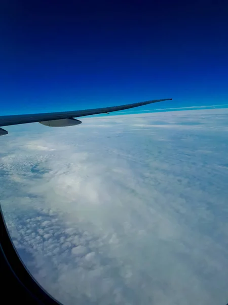 Ala Avión Contra Cielo Azul Claro Nubes Blancas Sobre Mar —  Fotos de Stock