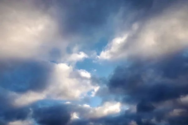 Awan Putih Dan Abu Abu Langit Biru Dalam Celah — Stok Foto