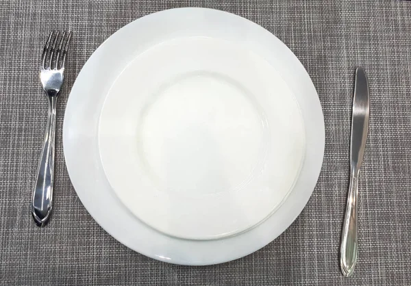 Platos Blancos Vacíos Sobre Fondo Oscuro Cubertería Junto Plato Cuchillo —  Fotos de Stock