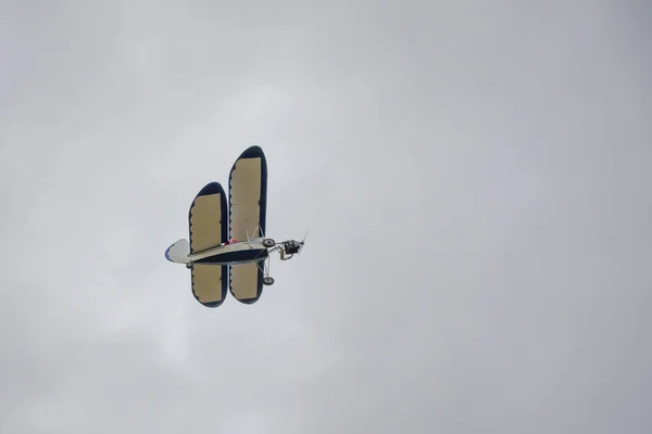 Een Klein Vliegtuig Vliegt Bewolkte Lucht Luchtsport Hobby — Stockfoto