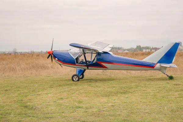 Samolot Sportowy Zielonym Polu Prywatny Mały Samolot — Zdjęcie stockowe