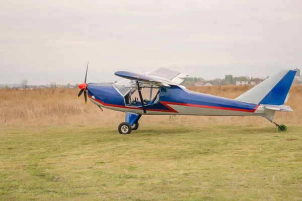 Sportflugzeug Auf Der Grünen Wiese Privates Kleinflugzeug — Stockfoto