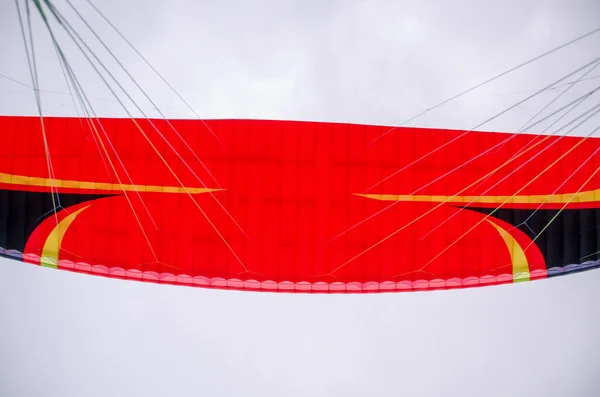 Roter Flügel Eines Gleitschirms Bewölkten Himmel Aus Nächster Nähe — Stockfoto