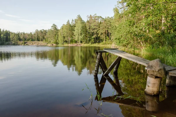 Mały Drewniany Most Odbija Się Jeziorze Tle Zielonego Lasu Błękitnego — Zdjęcie stockowe