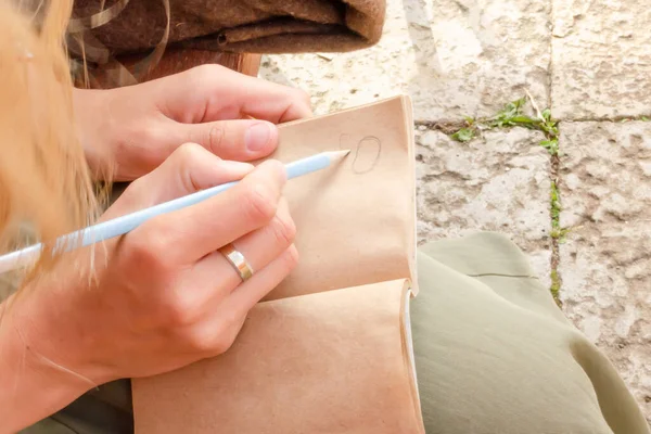 Fille Dessine Dans Carnet Avec Crayon Personne Créative — Photo