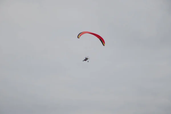 Der Rote Gleitschirm Fliegt Wolkenverhangenen Himmel Extremsport — Stockfoto