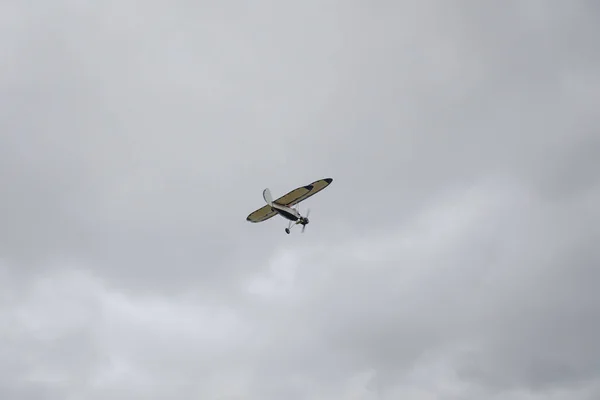 Small Plane Flies Cloudy Sky Air Sports Hobby — Stock Photo, Image