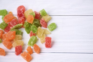 Beyaz, eski, tahta bir arka planda ananas dilimleri. Dört renk. Şekerli meyve. Fotoğraf renklendirilmiş. Boşluğu kopyala.