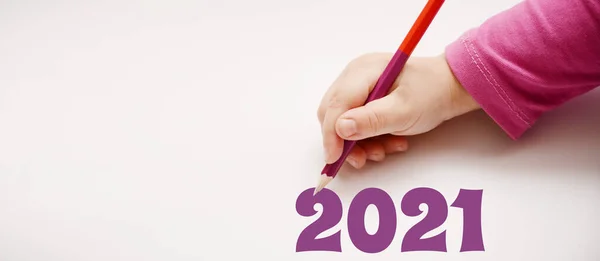 Kinderhand Met Een Lila Potlood Schrijft Banner 2021 Het Concept — Stockfoto