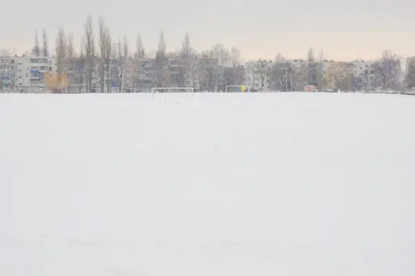 Vitt Snöfält Staden Frostig Lugn Dag — Stockfoto