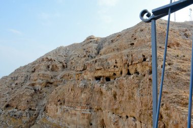 Jericho yakınlarındaki Rum Ortodoks manastırının cazibe dağının manzarası. Kutsal topraklara hacca gitme kavramı.