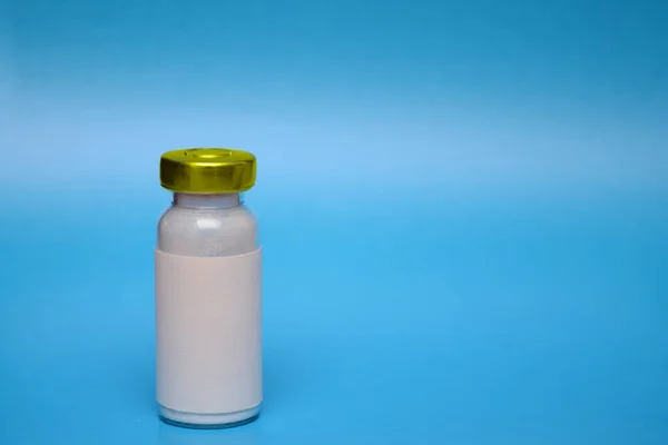 Medikamente Mit Gelber Mütze Auf Blauem Hintergrund Transparente Glasflasche Mit — Stockfoto