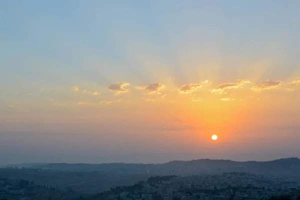 Amanecer sobre Belén. Los rayos del sol pasan entre las nubes. La ciudad en la que nació Jesucristo. —  Fotos de Stock