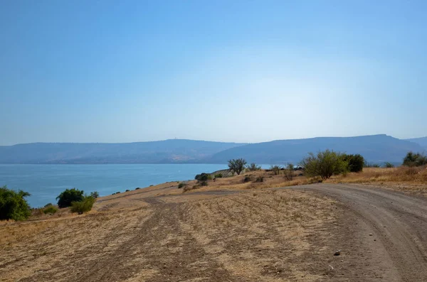 Landschaft des Sees Genezareth - See Genezareth. Straße durch landwirtschaftliche Felder — Stockfoto