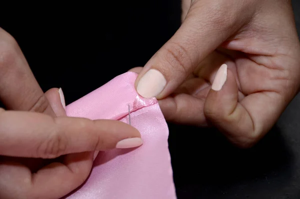 Les Mains Femme Avec Une Épingle Poignardent Tissu Recollé Tissu — Photo