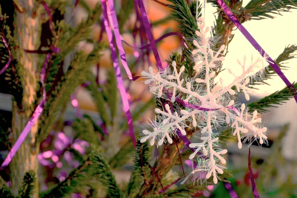 Відгалуження Spruce Прикрасило Сніжинку Нового Року Надворі Горизонтальні Фотографії Веселого — стокове фото