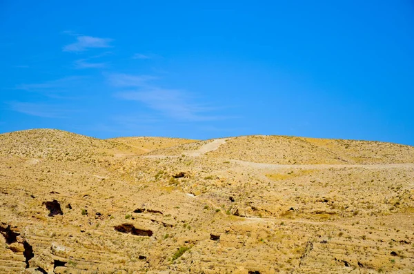 Montañas Garganta Desierto Judea Calor Sol Abrasador Cielo Azul Cuevas —  Fotos de Stock