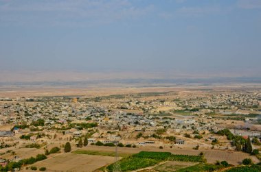 Cazibe dağlarından antik şehir Jericho 'nun manzarası. Hacıların şehrinin yatay fotoğrafı.