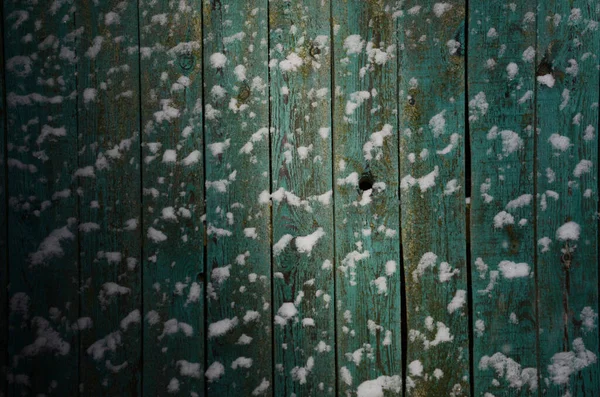 Valla Madera Vieja Con Copos Nieve Blanca Fresca Noche Invierno —  Fotos de Stock