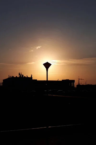 Silueta Una Linterna Amanecer Sobre Ciudad Sol Brilla Desde Una —  Fotos de Stock