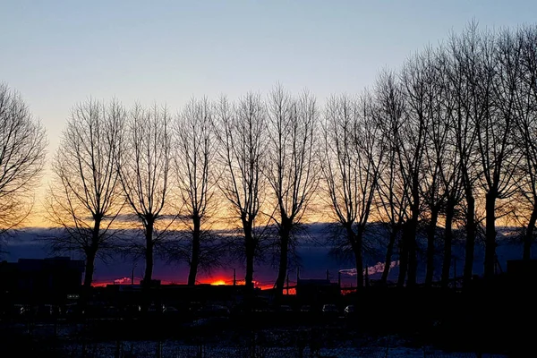 Wschód Słońca Nad Małym Miasteczkiem Ognisty Świt Ciemnym Niebie Zdjęcie — Zdjęcie stockowe