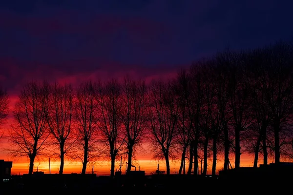 Úsvit Nad Malým Městem Ohnivý Úsvit Temné Obloze Horizontální Fotografie — Stock fotografie