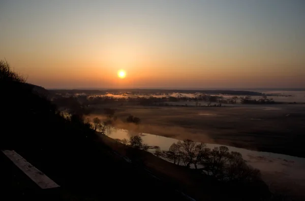 Malowniczy Bajkowy Wschód Słońca Nad Mglistą Łąką Rzeką Letni Poranek — Zdjęcie stockowe
