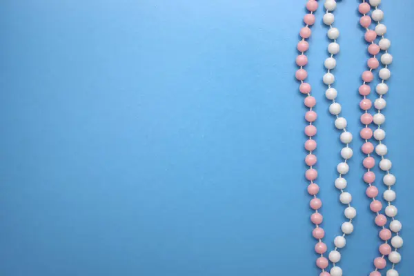 Rosafarbene Und Weiße Perlen Auf Blauem Hintergrund Flach Liegend Kopierraum — Stockfoto
