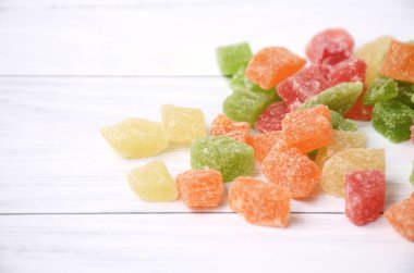 Beyaz, eski, tahta bir arka planda ananas dilimleri. Dört renk. Şekerli meyve. Fotoğraf renklendirilmiş. Boşluğu kopyala.