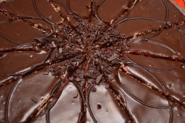 Dilimlenmiş çikolatalı pasta, yakın plan, üst manzara. Lezzetli bir tatil