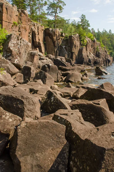 Pedras Granito Costa Dia Ensolarado Foto Vertical Penhasco — Fotografia de Stock